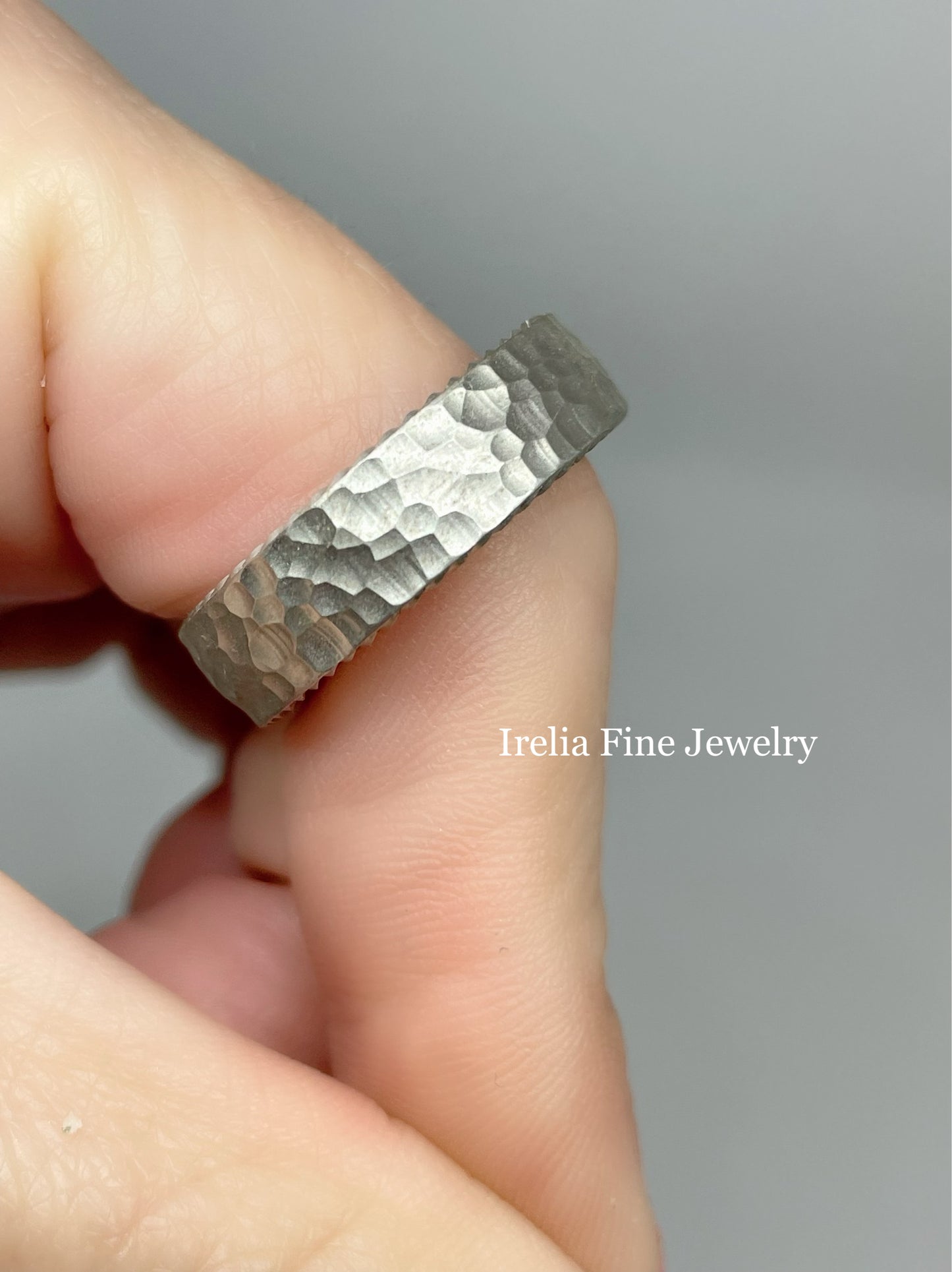 14k White Gold 6mm Hammered textured center band